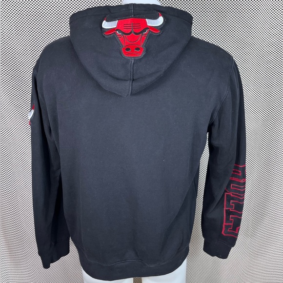 PRO Standard Chicago Bulls Velvet Lettering Embroidered Bulls Hoodie - Picture 3 of 16